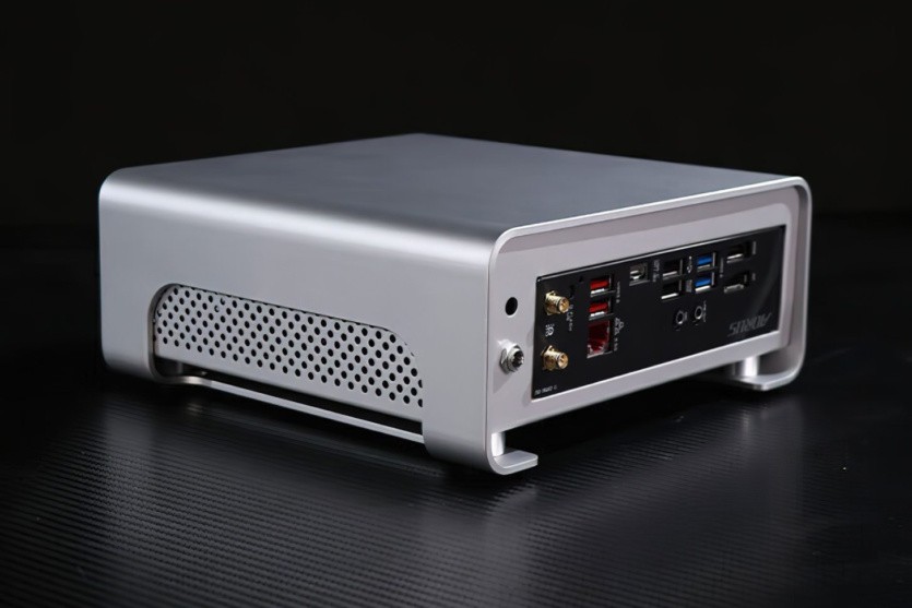 Gigabyte Metal Gear Plus B650E ITX 8500G